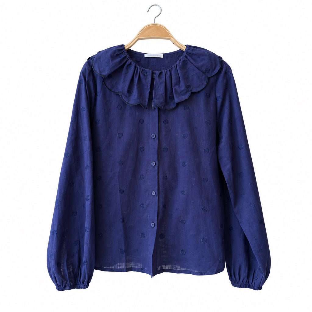 Chemisier romantique MH2678 – blouse femme à grand col Claudine festonné, tissu brodé ton sur ton et manches longues bouffantes, style chic vintage à associer à un jean ou un pantalon uni pour un look romantique et élégant