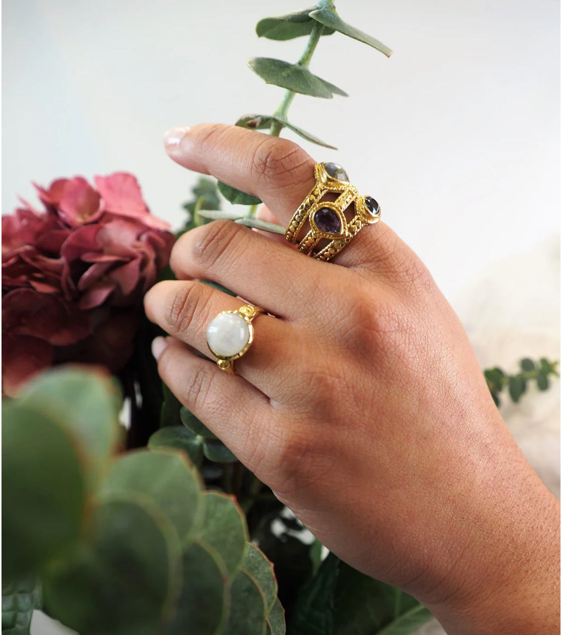 NCR061G NIIKI PARIS bague Elena plaqué or pierres semi-précieuses améthyste/iolite/hydro /labradorite/zirkon Tout les bijoux NIIKI indisponibles sont en précommande dans un délai de 15 jours ouvrables voir en privé avec Laetitia .