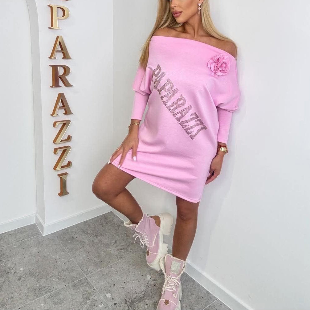 PAPARAZZI 799  robe tunique glamour à épaules dénudées : coupe over size confortable, détails fleur 3d élégante et logo strass scintillant – le look chic et féminin indispensable pour rayonner cette saison !
