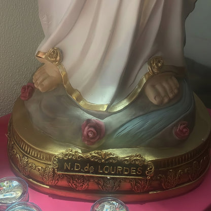 statue notre-dame de lourdes 120 cm sur socle bénie et passée sous la grotte visage paisible voile blanc dore robe blanche ceinture bleue grand chapelet dore oratoire collection priere tres belle taille