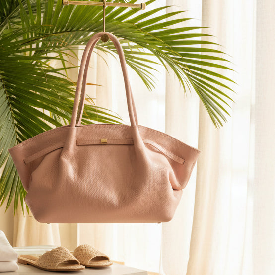 SAC A MAIN 808 EN CUIR ROSE ET CAMEL : Sac cabas iconique en cuir grainé souple - disponible en rose poudré délicat et camel naturel intemporel - porté épaule élégant avec détails métalliques et finition artisanale