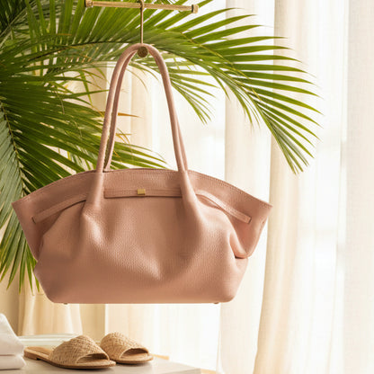 SAC A MAIN 808 EN CUIR ROSE ET CAMEL : Sac cabas iconique en cuir grainé souple - disponible en rose poudré délicat et camel naturel intemporel - porté épaule élégant avec détails métalliques et finition artisanale
