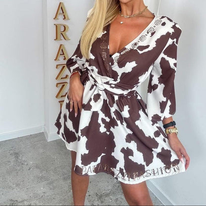 Paparazzi Fashion 3118 Combishort imprimé combinaison courte femme à motif vache chocolat, coupe patineuse avec ceinture à nouer, décolleté en V et détails en strass, look original et féminin vêtement femme tendance et élégant de la co
