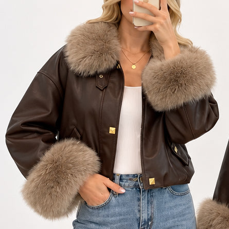 Blouson fourrure DA1100B / DA1100D – veste courte femme en similicuir avec col et poignets en fausse fourrure contrastée, coupe oversize et boutons dorés pièce de saison à associer avec un jean ou un pantalon ajusté pour un look urbain