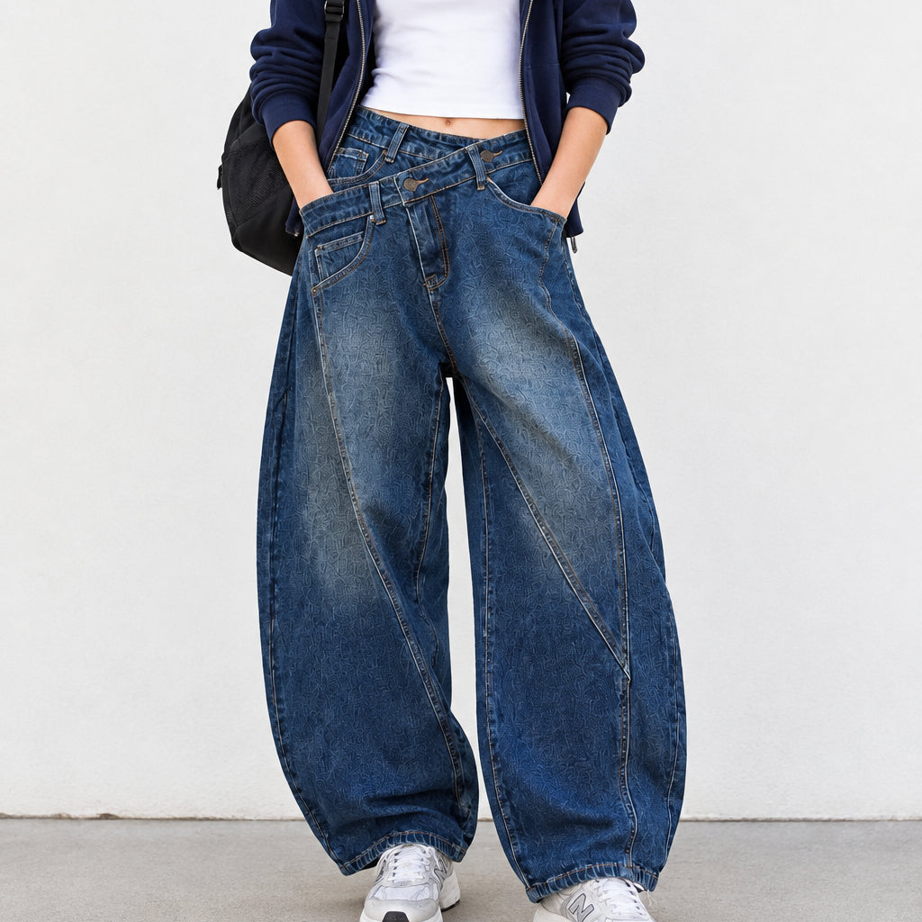 Jean asymétrique YW1668 – jean balloon femme en denim délavé avec taille haute croisée à boutons et jambes larges arrondies, style streetwear chic pour le quotidien