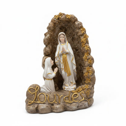 statuette dévotionnelle de notre-dame de lourdes et bernadette soubirous à la grotte de massabielle, fabrication artisanale  effet pierre et or, souvenir religieux de pèlerinage avec inscription dorée bénie par un prêtre et passer sous la grotte