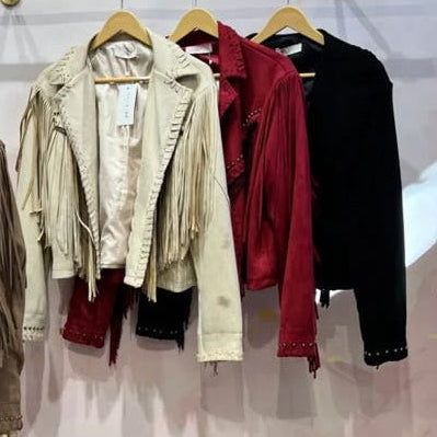 Veste western LR2822 – veste courte femme en suédine avec longues franges sur le buste et les manches, clous argentés et surpiqûres tressées, style bohème chic country