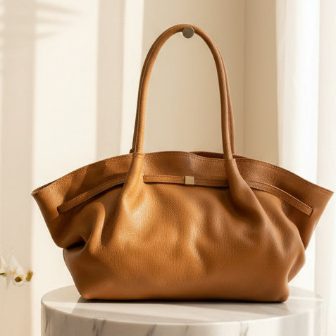 SAC A MAIN 808 EN CUIR ROSE ET CAMEL : Sac cabas iconique en cuir grainé souple - disponible en rose poudré délicat et camel naturel intemporel - porté épaule élégant avec détails métalliques et finition artisanale