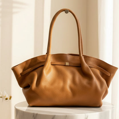 SAC A MAIN 808 EN CUIR ROSE ET CAMEL : Sac cabas iconique en cuir grainé souple - disponible en rose poudré délicat et camel naturel intemporel - porté épaule élégant avec détails métalliques et finition artisanale