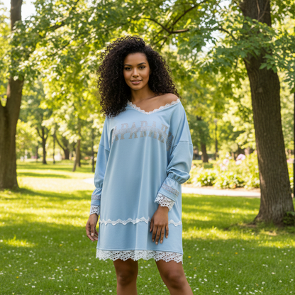 0078 PAPARAZZI robe tunique bleu ciel style bohème avec dentelle blanche et strass étincelants - col en v et finitions romantiques - tenue légère et élégante pour un look urbain chic et féminin