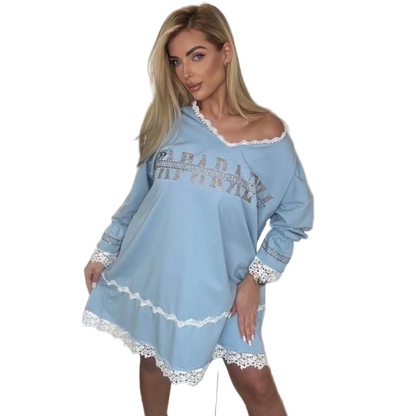 0078 PAPARAZZI robe tunique bleu ciel style bohème avec dentelle blanche et strass étincelants - col en v et finitions romantiques - tenue légère et élégante pour un look urbain chic et féminin