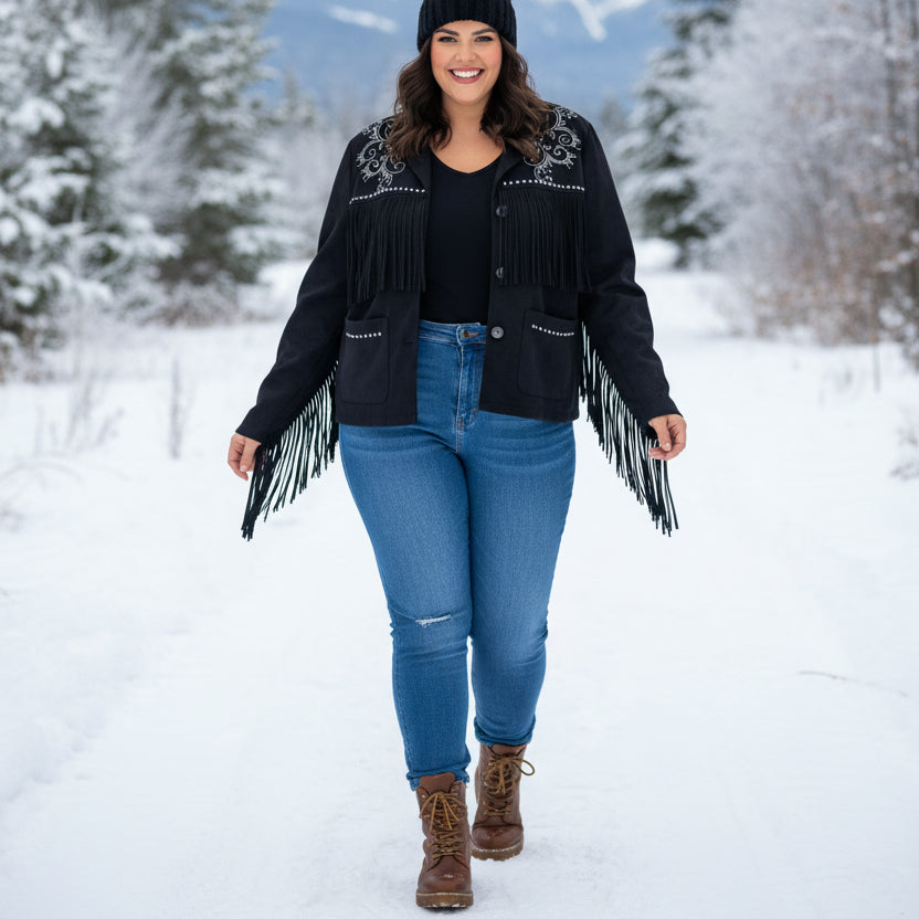 Veste western LR2830 – veste courte femme effet suédine marron avec franges, motifs arabesques en strass et clous métalliques, style country bohème chic pour une tenue affirmée