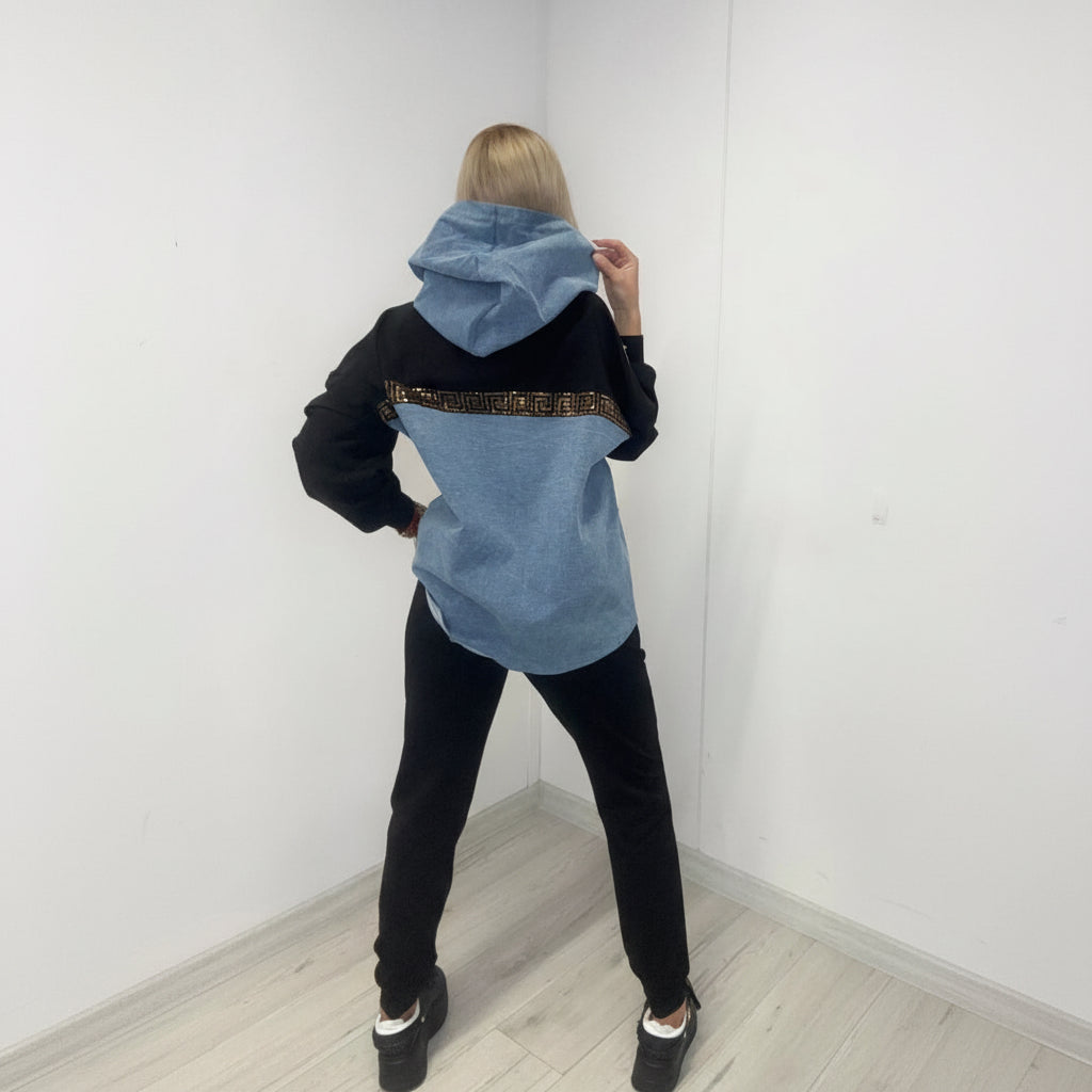 Paparazzi Fashion 0045 Jogging denim femme deux pièces noir et bleu clair avec sweat à capuche, empiècements jean, couronne en strass et pantalon coordonné, ensemble sport chic urbain pour une tenue tendance