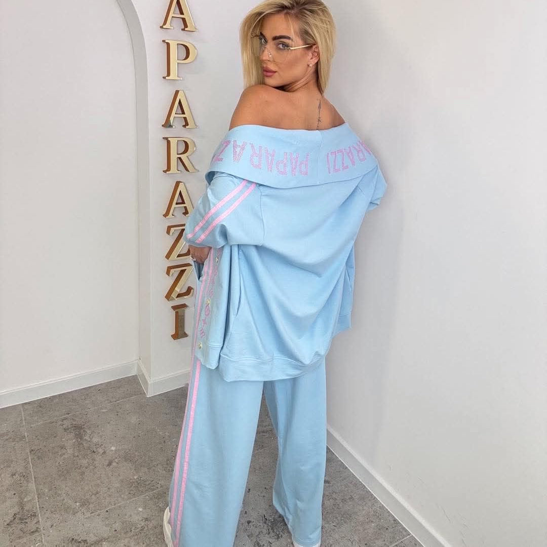 0129 PAPARAZZI sublimez votre allure avec cet ensemble trois pièces bleu ciel exclusif signé paparazzi, comprenant un pantalon fluide, un top bustier et une chemise oversize ornés de strass roses étincelants.