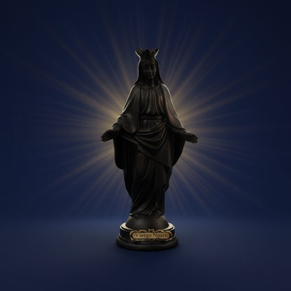 statuette religieuse de la vierge noire de 21 cm bénie par un prêtre de lourdes, passée sous la grotte des apparitions, objet spirituel chargé de dévotion mariale authentique en provenance directe de lourdes