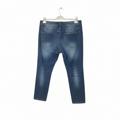 JEANS BOYFRIEND 8336  Customisé Style Streetwear 🌟 Denim Bleu Délavé à Patchs &amp; Écussons Étoiles | Coupe Décontractée Confortable &amp; Tendance | Parfait pour un Look Urbain Iconique – Collection Mode Femme 2026 🔥