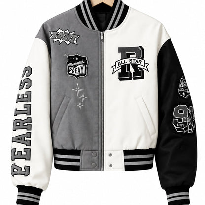 Bomber varsity DA0979 – blouson teddy tricolore gris blanc noir avec écussons brodés, inscription FEARLESS sur la manche et finitions bord-côte rayées, style streetwear rétro