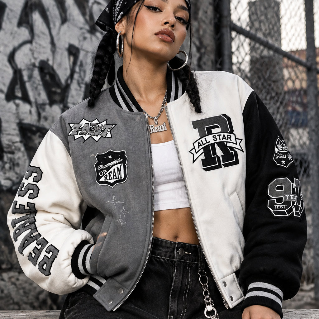 Bomber varsity DA0979 – blouson teddy tricolore gris blanc noir avec écussons brodés, inscription FEARLESS sur la manche et finitions bord-côte rayées, style streetwear rétro