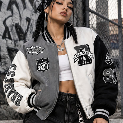 Bomber varsity DA0979 – blouson teddy tricolore gris blanc noir avec écussons brodés, inscription FEARLESS sur la manche et finitions bord-côte rayées, style streetwear rétro