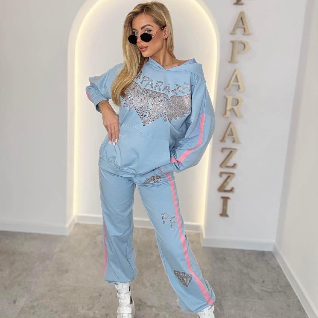 0074 PAPARAZZI  ensemble jogging chic paparazzi à strass et diamants - haut à capuche et pantalon avec bandes roses contrastées - disponible en bleu ciel et noir profond - style streetwear de luxe et confort premium
