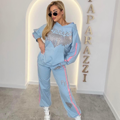 0074 PAPARAZZI  ensemble jogging chic paparazzi à strass et diamants - haut à capuche et pantalon avec bandes roses contrastées - disponible en bleu ciel et noir profond - style streetwear de luxe et confort premium