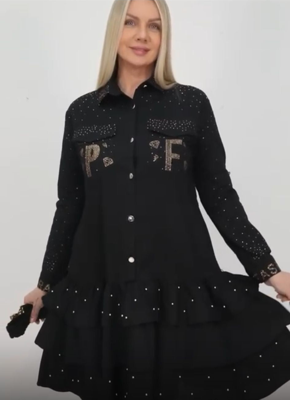 0023 PAPARAZZI Robe a volants col chemise boutonnée jusqu’à la taille des strass dorés un peu partout ainsi que sur les logos de la marque ceinture fournie