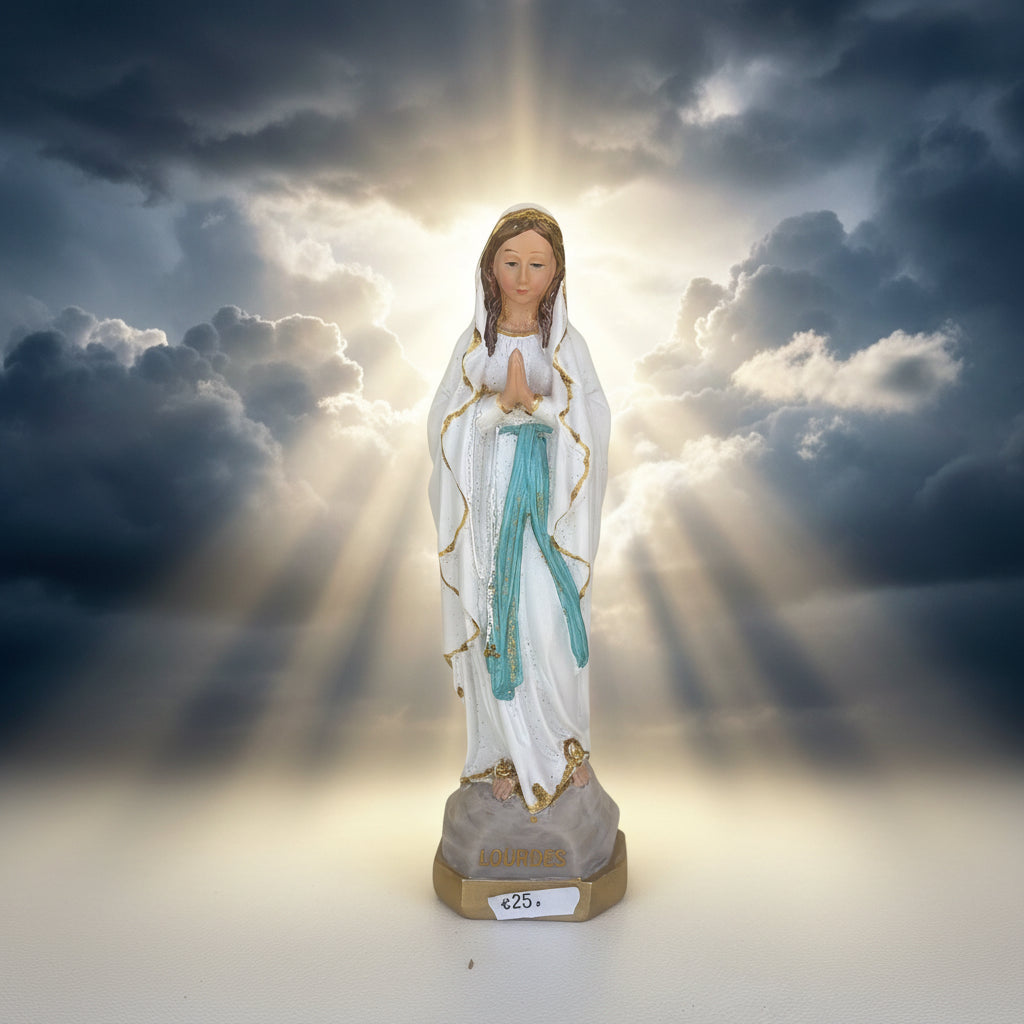 Vierges artisanales : ￼comparaison détaillée et nuances subtiles entre quatre statues artisanales de notre-dame de lourdes en prière : analyse des variations de couleurs des rubans, des socles et de l&