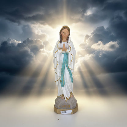 Vierges artisanales : ￼comparaison détaillée et nuances subtiles entre quatre statues artisanales de notre-dame de lourdes en prière : analyse des variations de couleurs des rubans, des socles et de l&