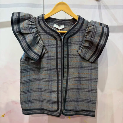 Gilet volanté 82162 – gilet sans manches gris à carreaux avec volants plissés aux épaules et bordures noires contrastées, coupe ouverte pour superposer sur une blouse ou un haut uni