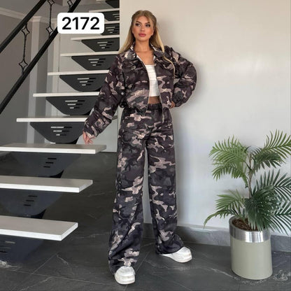 Ensemble camouflage 2172 – Tatu Fashion deux pièces femme avec veste courte zippée à col montant et pantalon large taille haute, style streetwear chic pour les tenues urbaines