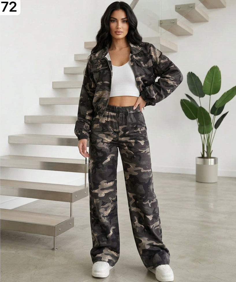 Ensemble camouflage 2172 – Tatu Fashion deux pièces femme avec veste courte zippée à col montant et pantalon large taille haute, style streetwear chic pour les tenues urbaines