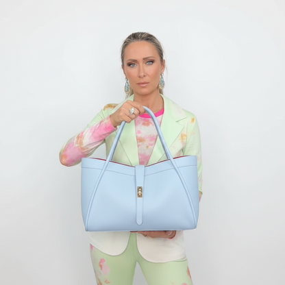 SAC A MAIN 5934 L’élégance intemporelle ces  sacs présentent un design radicalement différent : un cuir grainé, une forme trapèze souple, une fermeture par bride centrale avec un fermoir rotatif métallique et un intérieur contrasté    42cmL/24cmH/18cmP