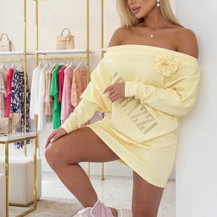 PAPARAZZI 799  robe tunique glamour à épaules dénudées : coupe over size confortable, détails fleur 3d élégante et logo strass scintillant – le look chic et féminin indispensable pour rayonner cette saison !