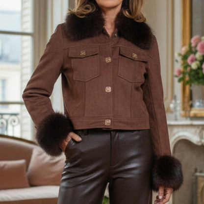 Blouson fourré 82217 – veste courte femme marron effet daim avec intérieur en fausse fourrure, col et poignets fourrés, boutons dorés et poches poitrine, style chic pour l&