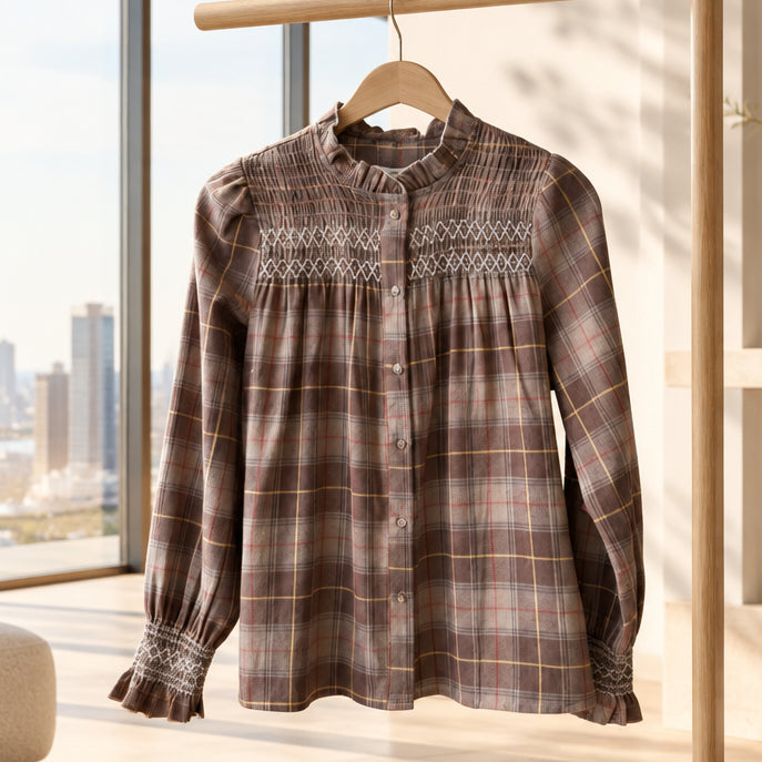 Chemisier rétro M97045 – blouse femme à carreaux marron et beige, col montant volanté, plastron brodé smocké et manches bouffantes, style bohème chic pour les tenues d&
