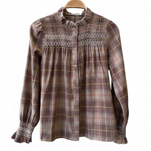 Chemisier rétro M97045 – blouse femme à carreaux marron et beige, col montant volanté, plastron brodé smocké et manches bouffantes, style bohème chic pour les tenues d&