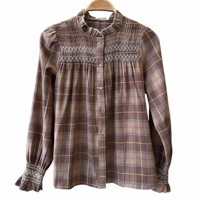 Chemisier rétro M97045 – blouse femme à carreaux marron et beige, col montant volanté, plastron brodé smocké et manches bouffantes, style bohème chic pour les tenues d&