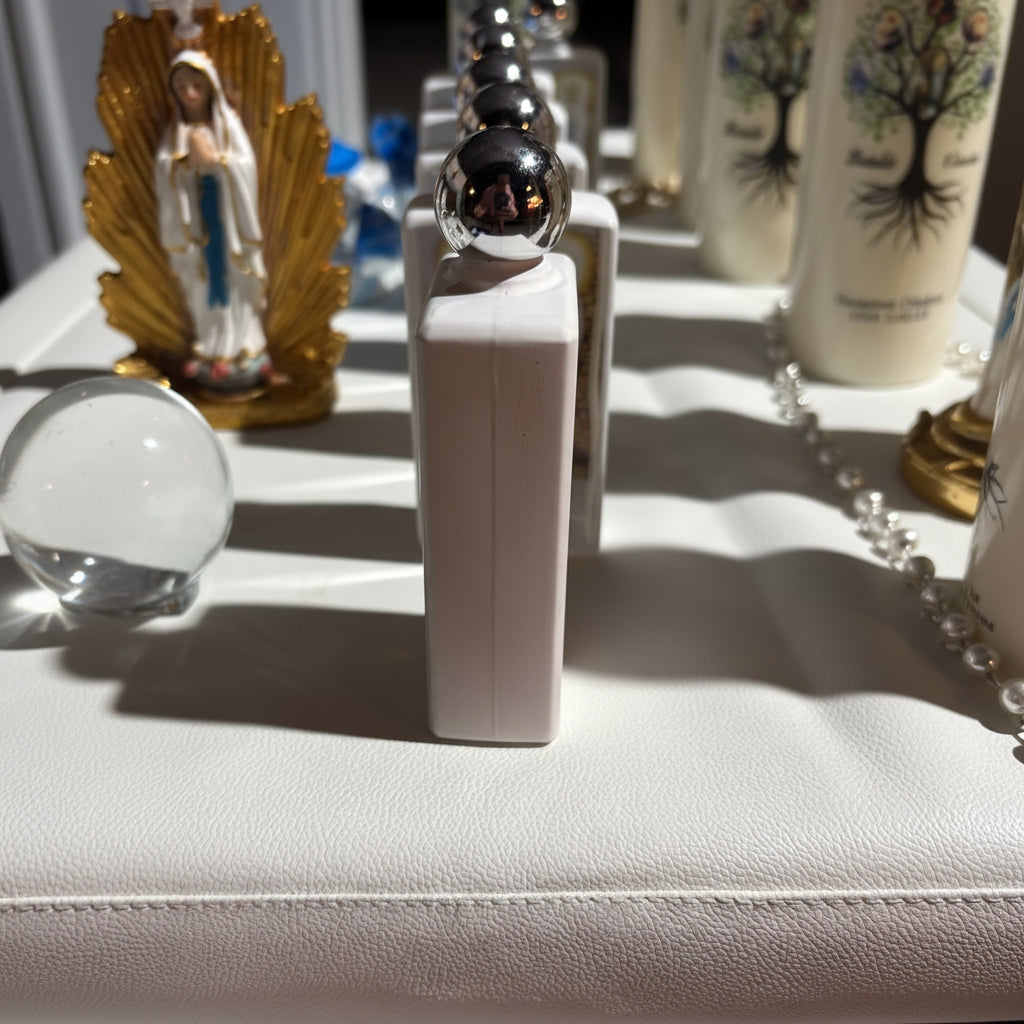 Flacon d’eau de lourdes 2026 en céramique ou porcelaine émaillée blanche avec image pieuse de sainte bernadette soubirous et l’apparition de la vierge marie dans la grotte de massabielle| bouteille souvenir religieux et dévotion spirituelle sanctuaire