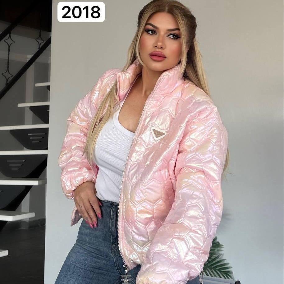 Doudoune irisée 2018 – Tatu Fashion veste courte matelassée femme rose brillant à reflets nacrés, col montant et fermeture zippée, style streetwear chic pour la saison froide