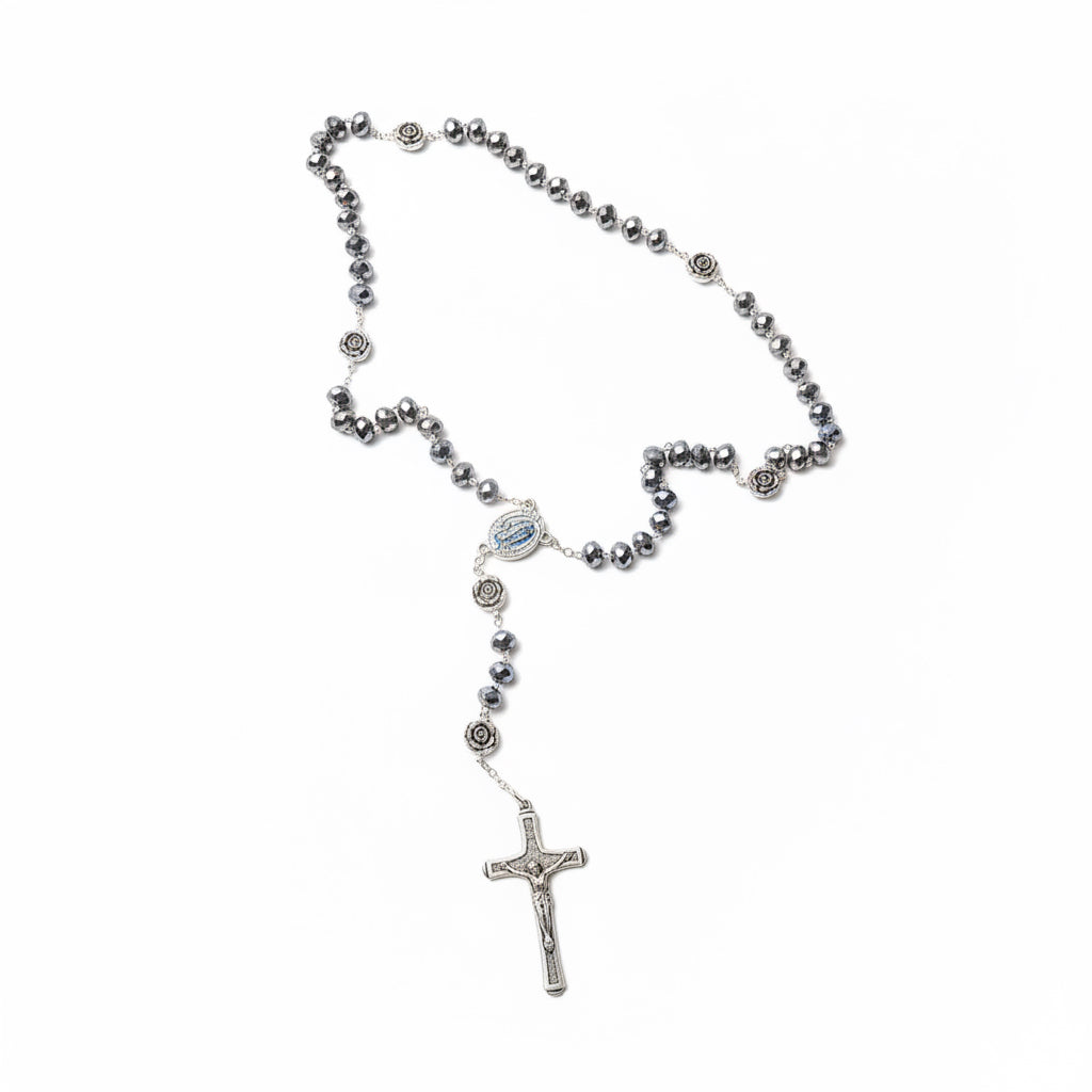 chapelet argenté avec perles gris miroir facettées, médaille de la vierge sertie contenant de l&