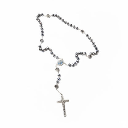 chapelet argenté avec perles gris miroir facettées, médaille de la vierge sertie contenant de l&