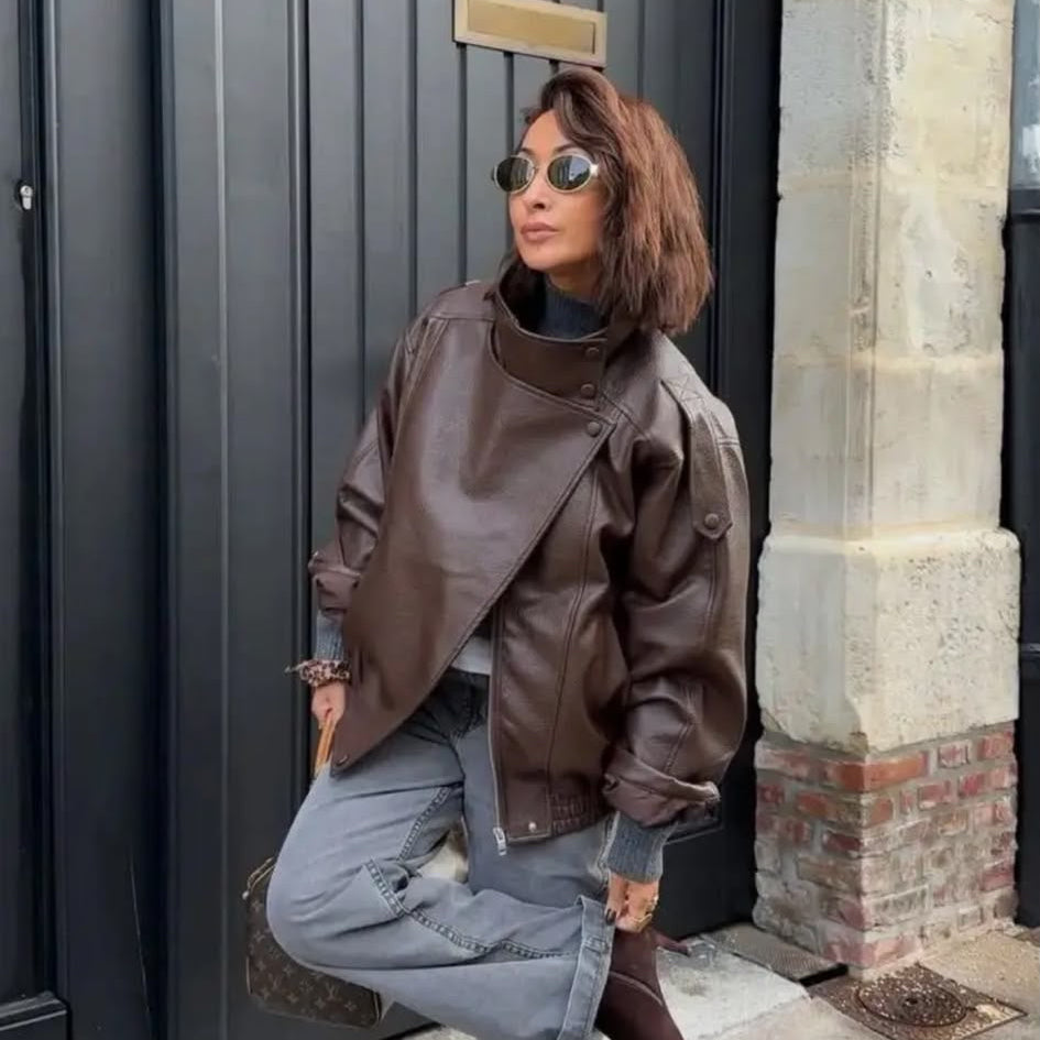 Bomber oversize 82216 – blouson femme en similicuir avec col montant, épaulettes, fermeture zippée et boutons-pression, poignets et taille bord-côte, style urbain chic