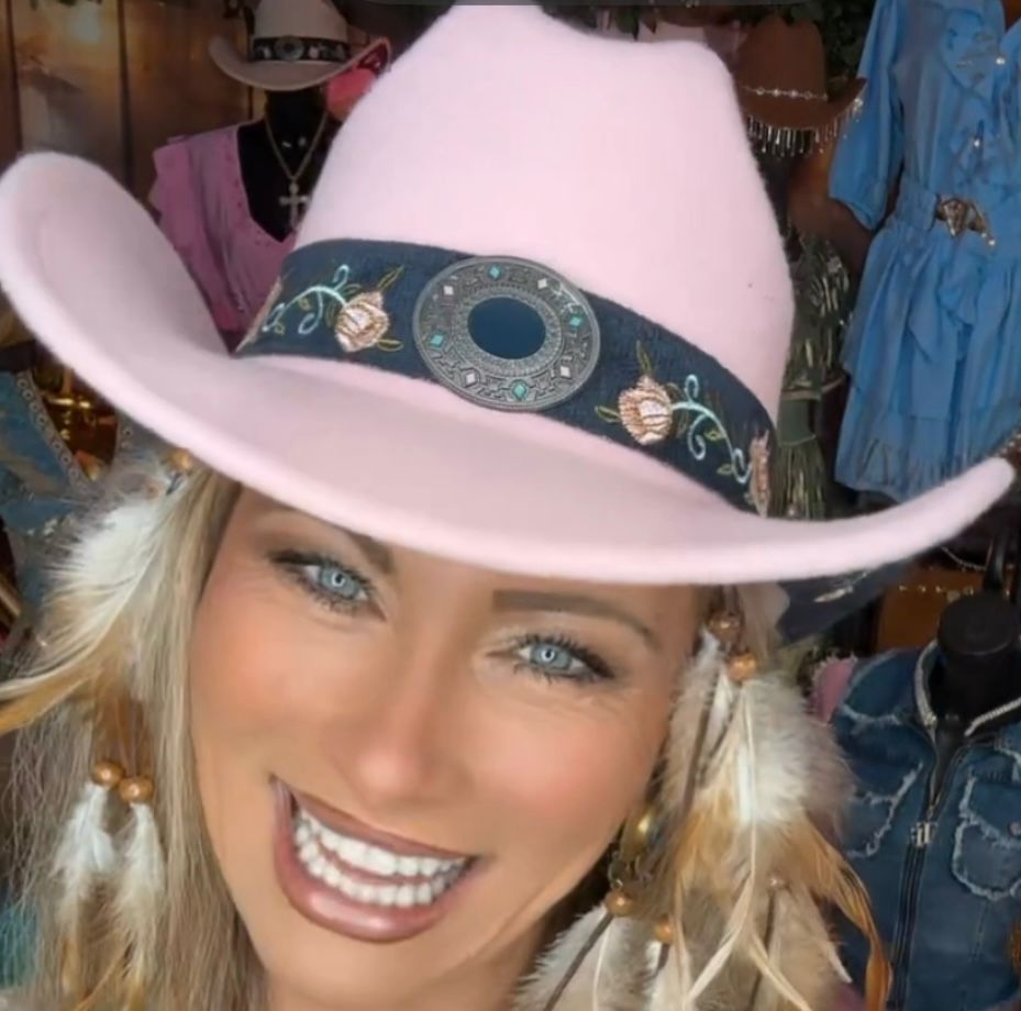 CHAPEAUX de cow-boy style western chic 902 et bohème avec bandeau brodé floral, médaillon central travaillé et finitions premium. l&