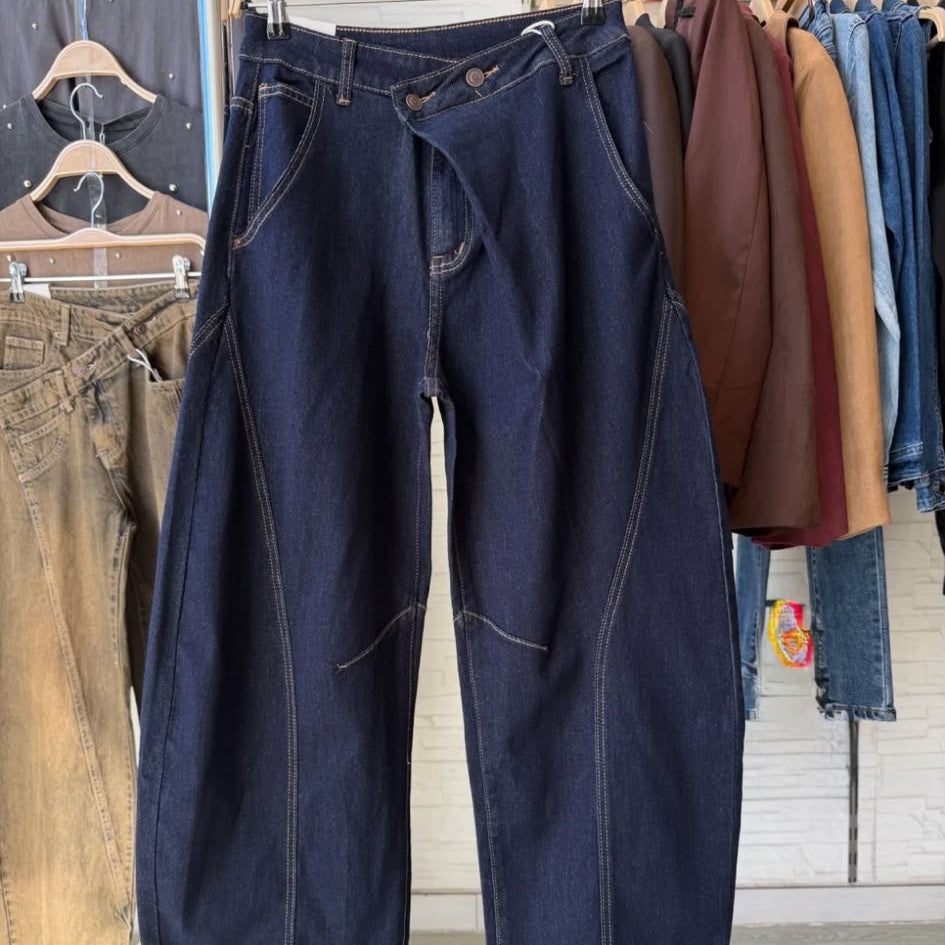 Jean barrel YW1587J – jean balloon femme en denim brut sombre, taille haute asymétrique croisée, jambes larges arrondies et surpiqûres contrastées, style streetwear chic pour le quotidien
