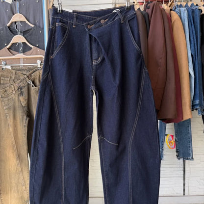 Jean barrel YW1587J – jean balloon femme en denim brut sombre, taille haute asymétrique croisée, jambes larges arrondies et surpiqûres contrastées, style streetwear chic pour le quotidien