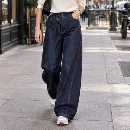 Jean barrel YW1587J – jean balloon femme en denim brut sombre, taille haute asymétrique croisée, jambes larges arrondies et surpiqûres contrastées, style streetwear chic pour le quotidien