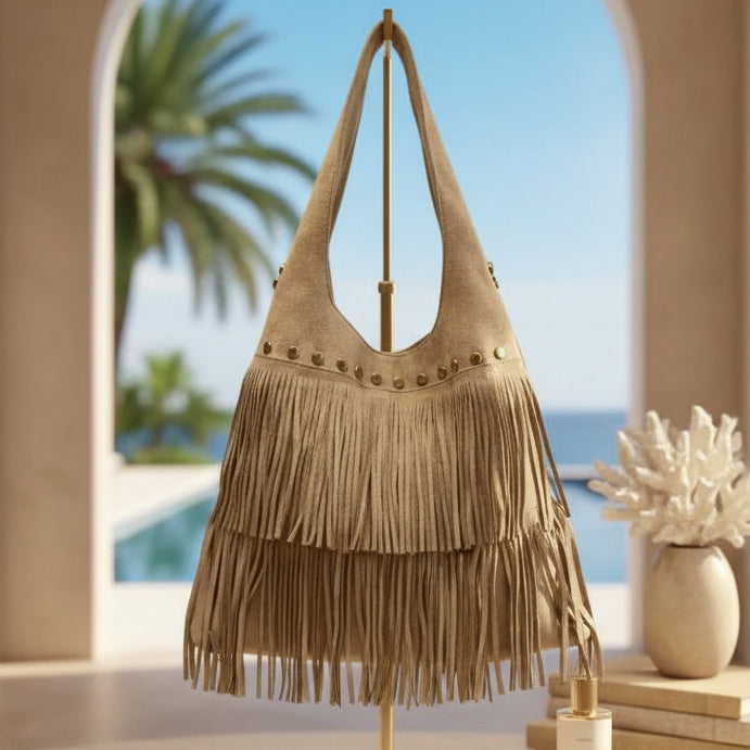 SAC A MAIN 11320 BOHÈME en cuir daim véritable avec franges bohême et détails cloutés dorés – accessoire de mode vintage chic style festival pour femme, disponible en coloris beige sable et marron cognac intense.