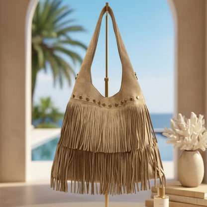 SAC A MAIN 11320 BOHÈME en cuir daim véritable avec franges bohême et détails cloutés dorés – accessoire de mode vintage chic style festival pour femme, disponible en coloris beige sable et marron cognac intense.