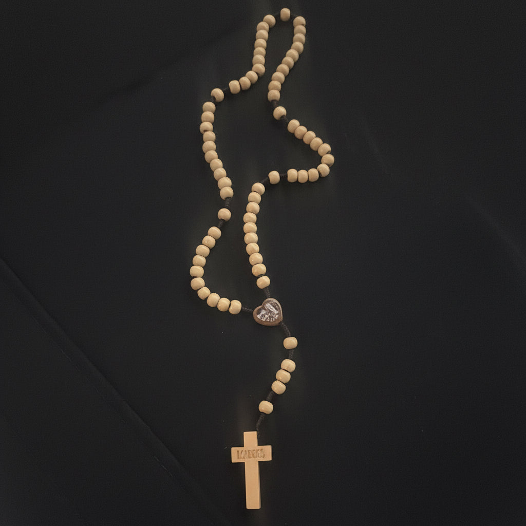 chapelets religieux chrétiens traditionnels : un modèle en perles de bois avec chaîne  et un modèle en perles de bois clair sur cordon noir, parfaits pour la prière et la méditation. béni par un prêtre à Lourdes et passer sous la grotte