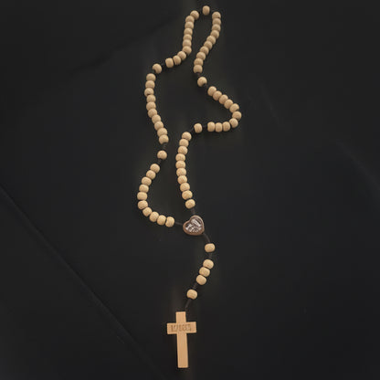 chapelets religieux chrétiens traditionnels : un modèle en perles de bois avec chaîne  et un modèle en perles de bois clair sur cordon noir, parfaits pour la prière et la méditation. béni par un prêtre à Lourdes et passer sous la grotte